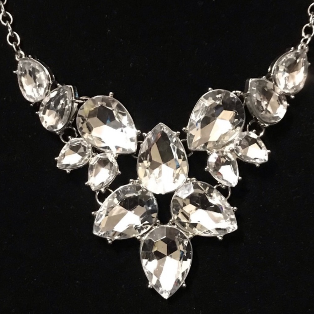 Elegant rhinestone necklace.NWT